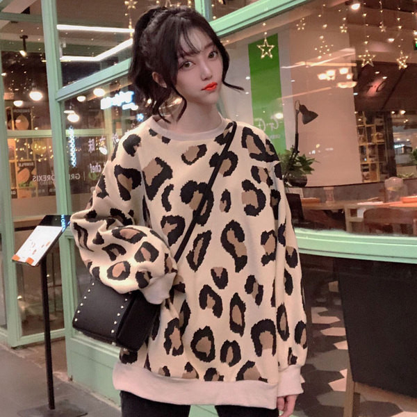 Modern női pulóver - széles, leopárdmintás modell