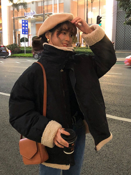 Γυναικείο μοντέρνο μπουφάν - ευρύ μοτίβο σε δύο χρώματα