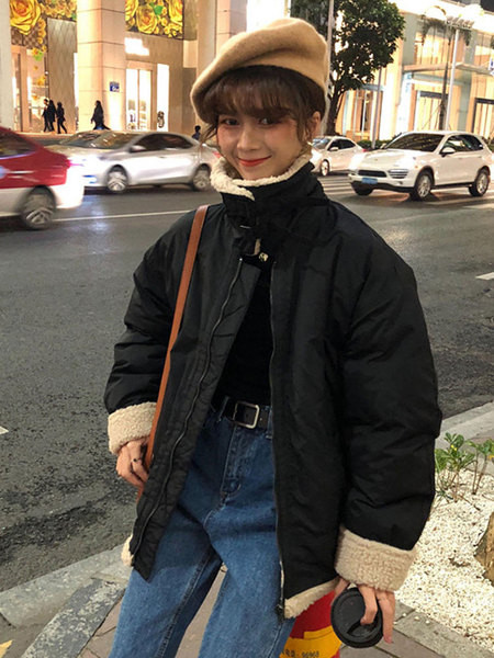 Γυναικείο μοντέρνο μπουφάν - ευρύ μοτίβο σε δύο χρώματα