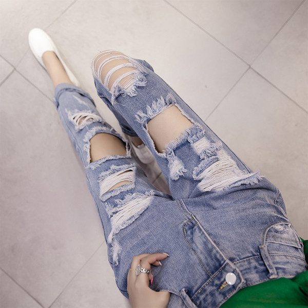 Blugi moderni de dama de culoare albastru deschis cu motive rupte