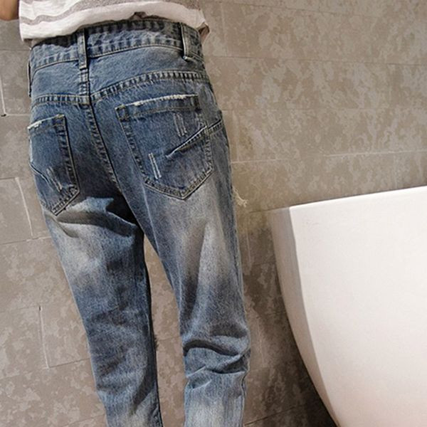 Modern női farmer világos színű szakadt motívumokkal