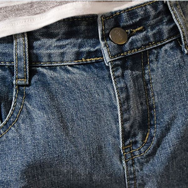 Modern női farmer világos színű szakadt motívumokkal