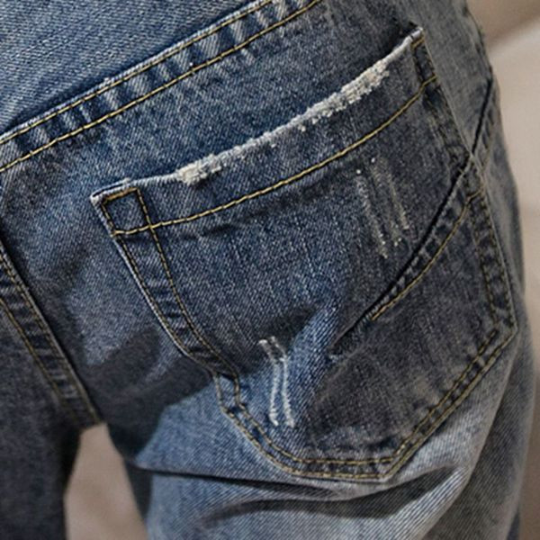 Modern női farmer világos színű szakadt motívumokkal