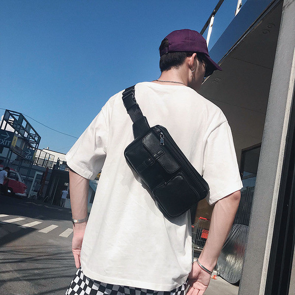 Άνετη ανδρική τσάντα δερματίνη σε μαύρο χρώμα