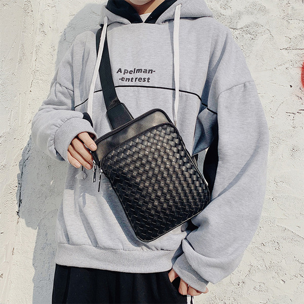 Κομψή ανδρική τσάντα με ρυθμιζόμενο ιμάντα ώμου σε μαύρο χρώμα