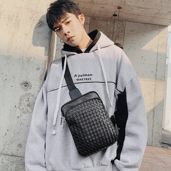 Κομψή ανδρική τσάντα με ρυθμιζόμενο ιμάντα ώμου σε μαύρο χρώμα