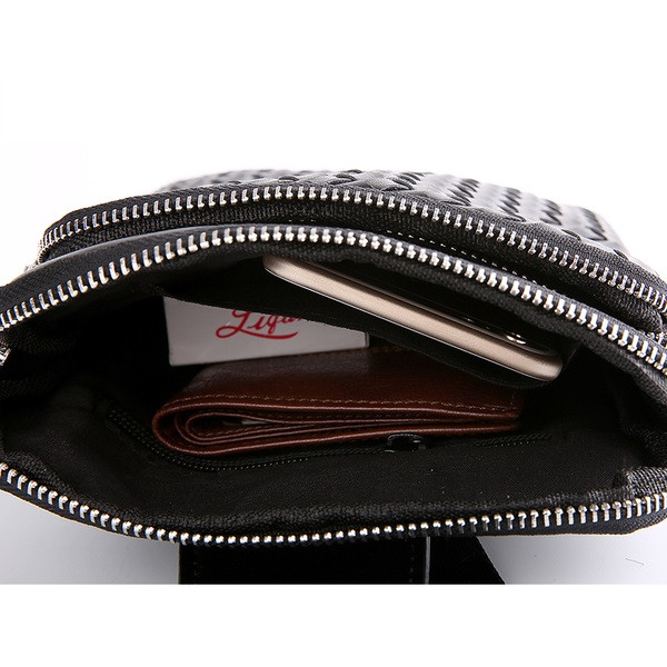 Κομψή ανδρική τσάντα με ρυθμιζόμενο ιμάντα ώμου σε μαύρο χρώμα