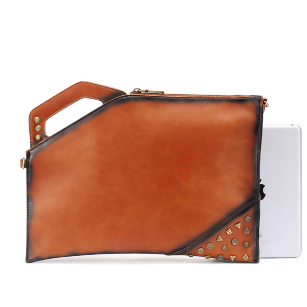 Άνετη τσάντα σε καφέ χρώμα με τρουξ