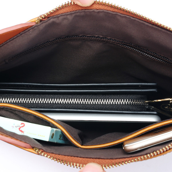 Άνετη τσάντα σε καφέ χρώμα με τρουξ