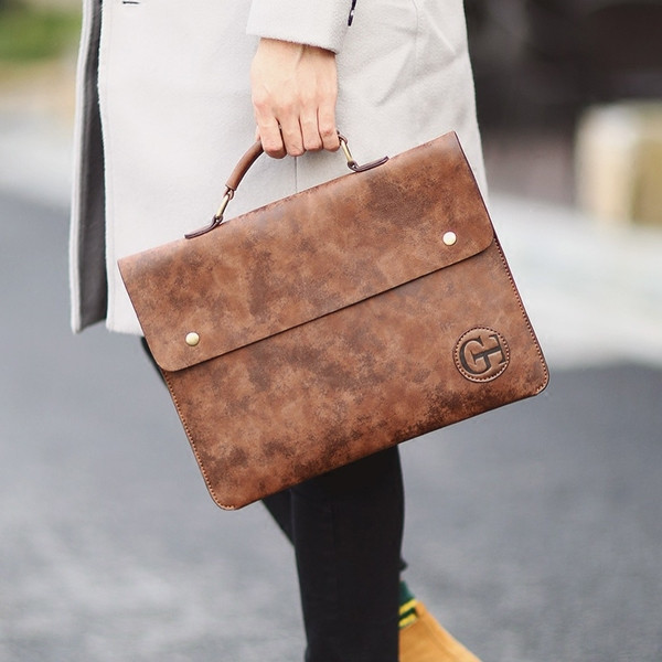 Κομψή ανδρική τσάντα δερματίνη σε καφέ χρώμα