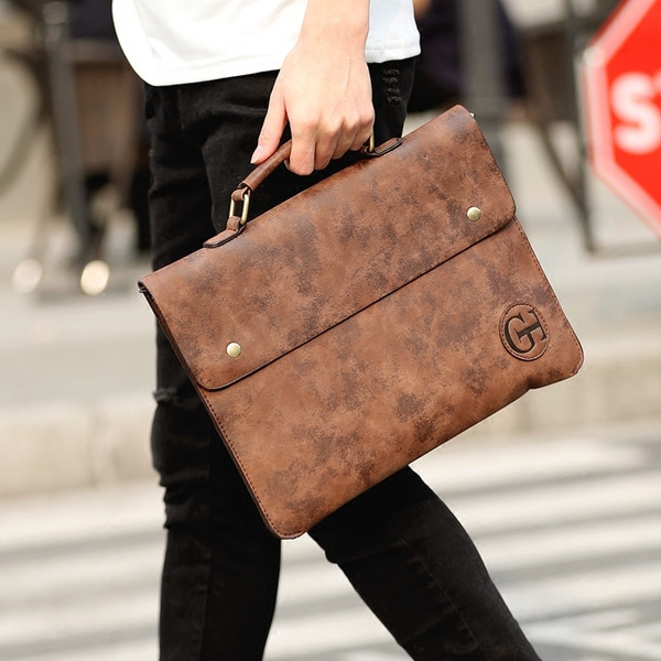 Κομψή ανδρική τσάντα δερματίνη σε καφέ χρώμα