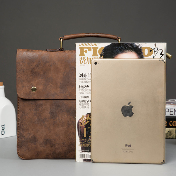 Κομψή ανδρική τσάντα δερματίνη σε καφέ χρώμα