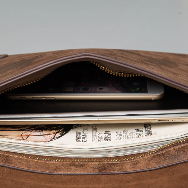 Κομψή ανδρική τσάντα δερματίνη σε καφέ χρώμα