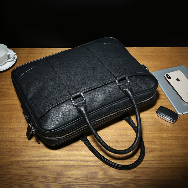 Κομψή επαγγελματική ανδρική τσάντα σε μαύρο χρώμα