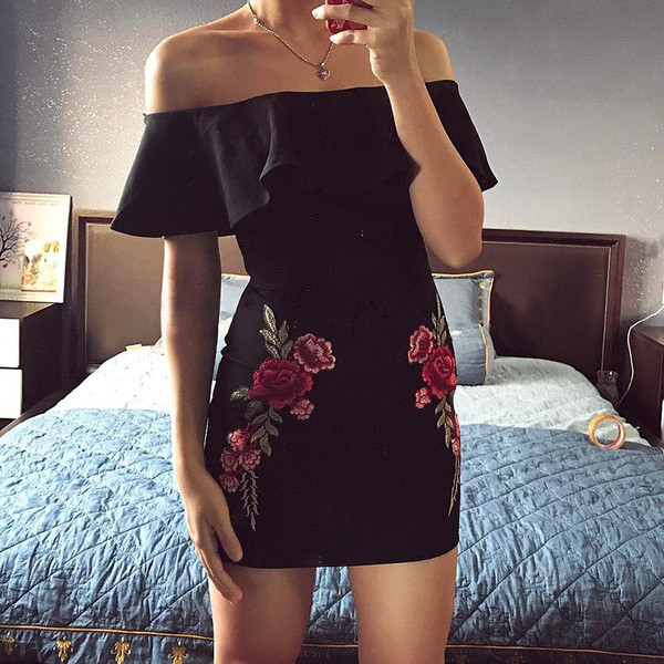 Aktuális női ruha színes fekete hímzéssel