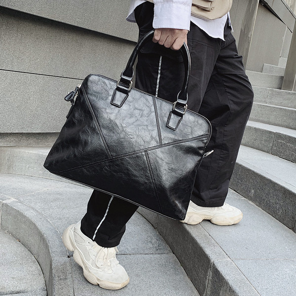 Κομψή μαύρη ανδρική δερματιίη τσάντα