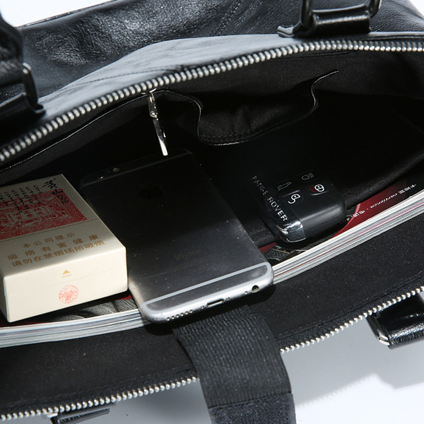 Κομψή μαύρη ανδρική δερματιίη τσάντα