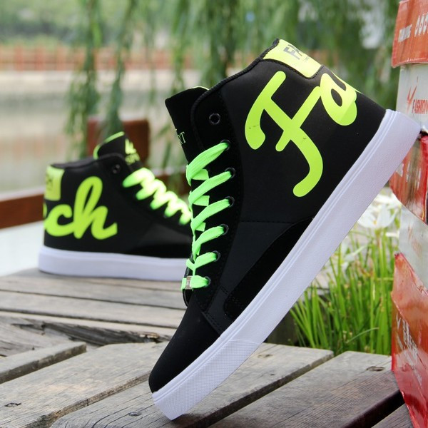 Modern férfi tornacipő három színben felirattal