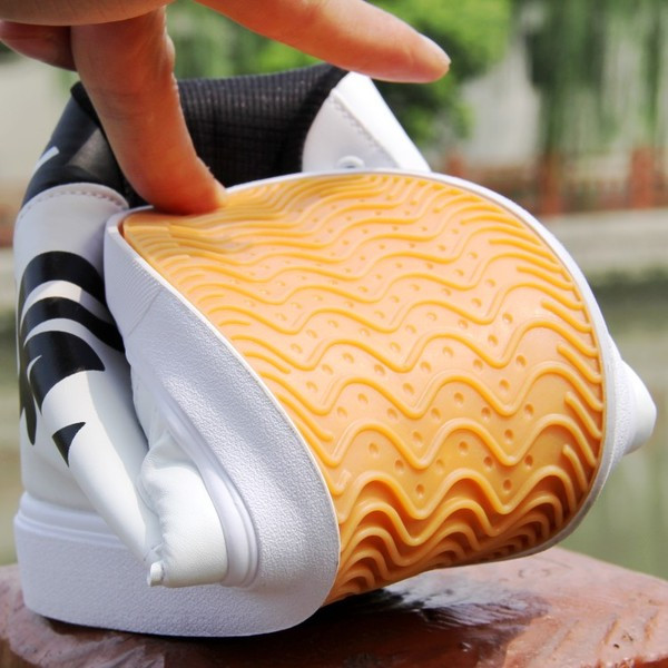 Modern férfi tornacipő három színben felirattal