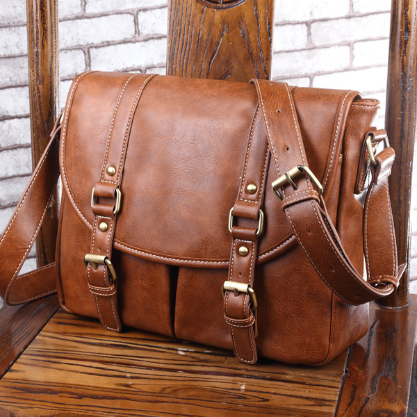 Ανδρική δερμάτινη τσάντα  σε καφέ και μαύρο χρώμα