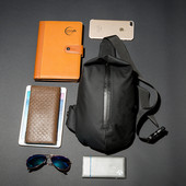 Μικρή ανδρική τσάντα σε μαύρο χρώμα