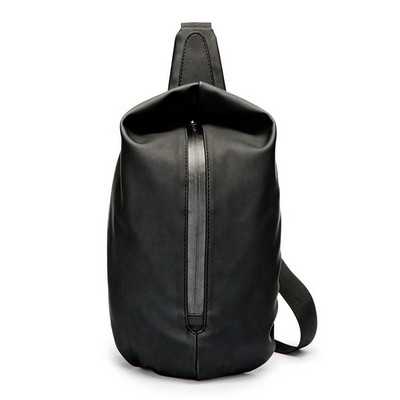 Μικρή ανδρική τσάντα σε μαύρο χρώμα