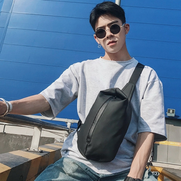 Μικρή ανδρική τσάντα σε μαύρο χρώμα