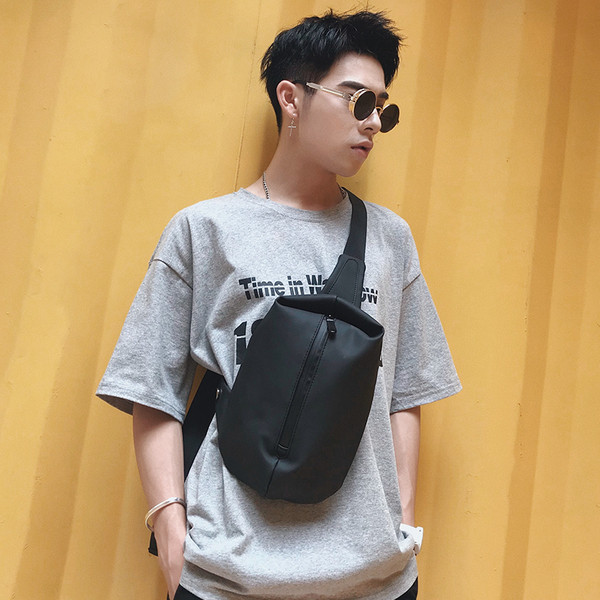 Μικρή ανδρική τσάντα σε μαύρο χρώμα