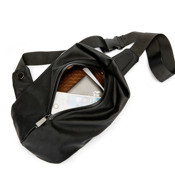 Μικρή ανδρική τσάντα σε μαύρο χρώμα