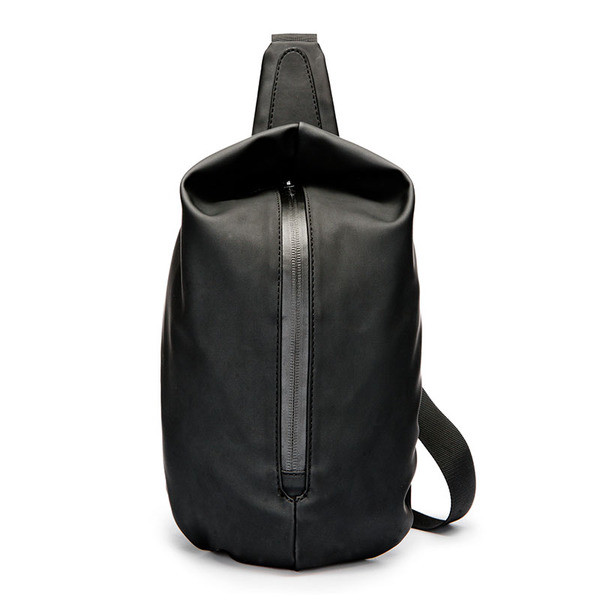 Μικρή ανδρική τσάντα σε μαύρο χρώμα