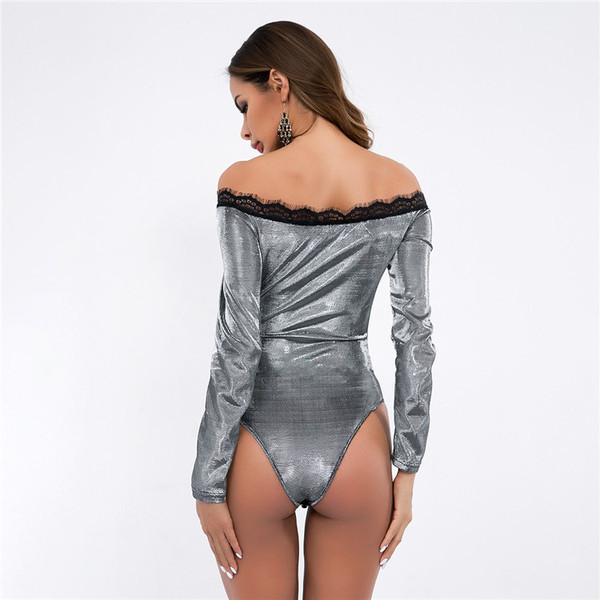 Stílusos női test csillogó hatással, csipke elemmel