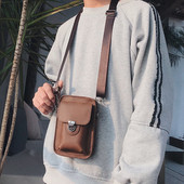 Μικρή ανδρικί τσάντα με ρυθμιζόμενη λαβή σε καφέ χρώμα