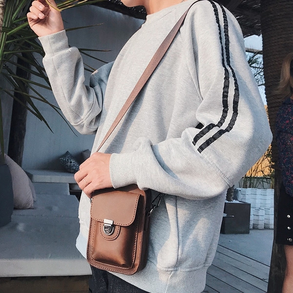 Μικρή ανδρικί τσάντα με ρυθμιζόμενη λαβή σε καφέ χρώμα