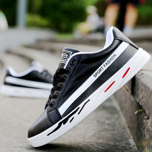 Modern, alkalmi tornacipő felirattal férfiaknak