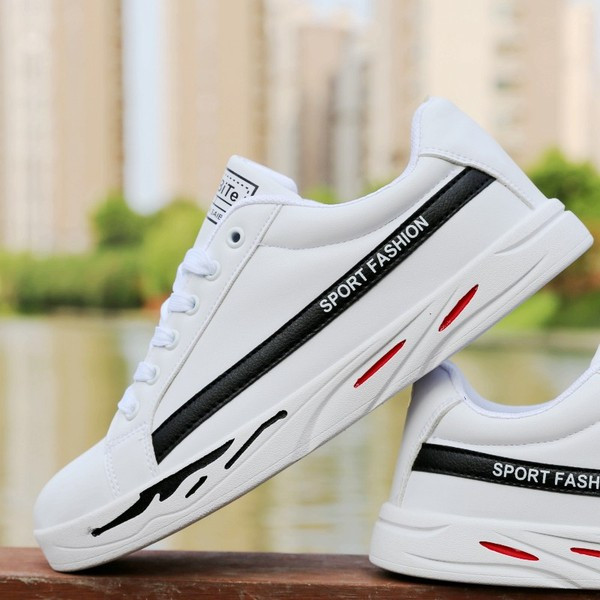 Modern, alkalmi tornacipő felirattal férfiaknak