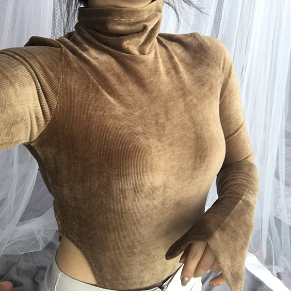 Modern női test hasítékkal az ujján