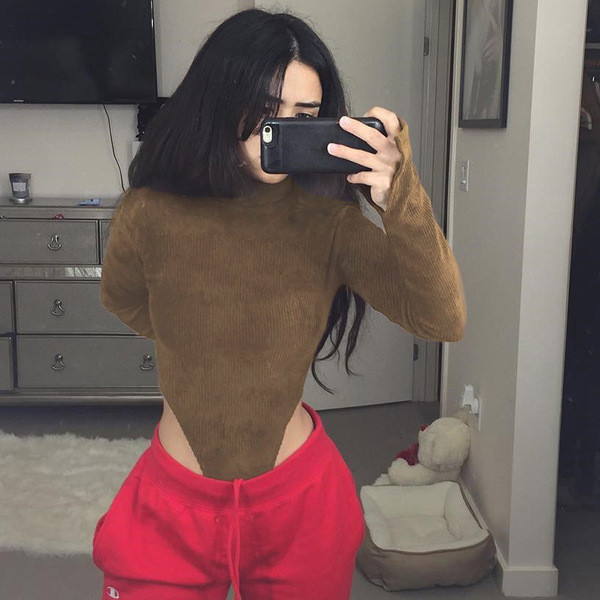 Modern női test hasítékkal az ujján