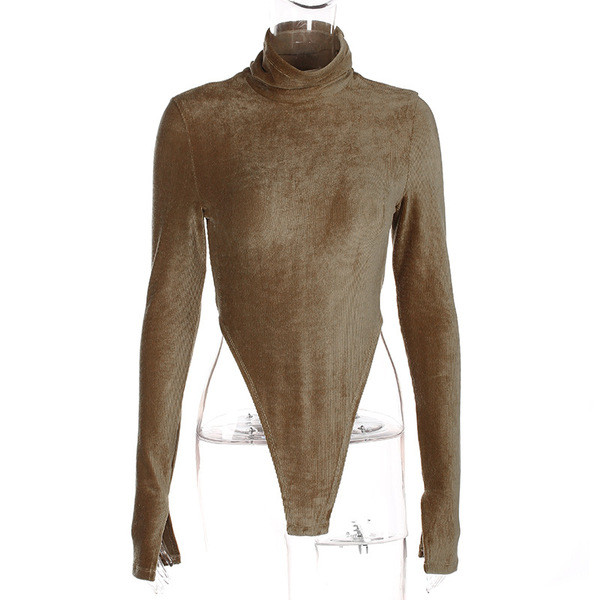 Modern női test hasítékkal az ujján