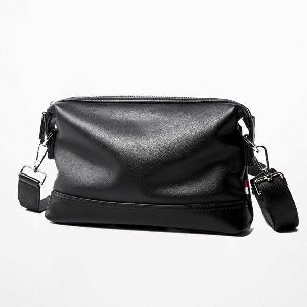 Κομψή δερμάτινη ανδρική τσάντα  σε μαύρο χρώμα