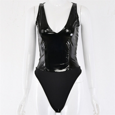 Női test mély V-nyakkal, három színben