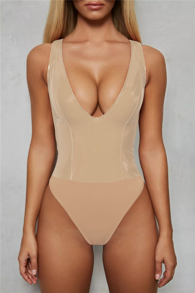 Női test mély V-nyakkal, három színben