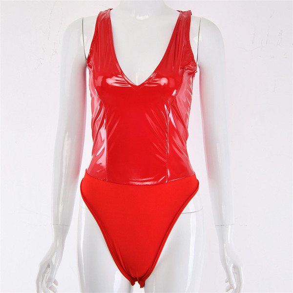 Női test mély V-nyakkal, három színben