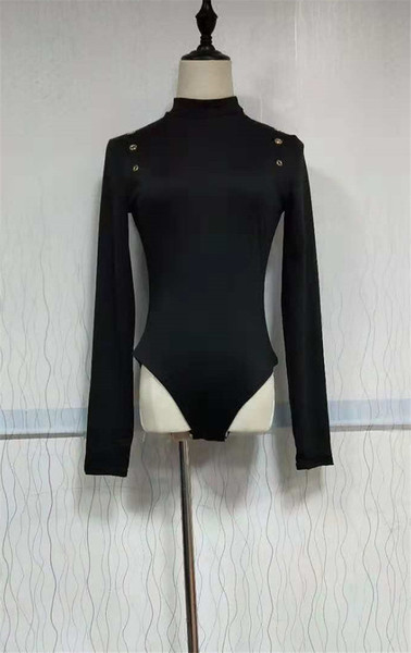 Stílusos női test fekete fém elemmel