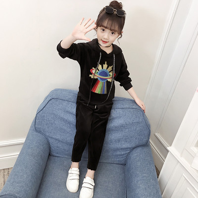 Modern gyerekcsapat lányoknak, piros és fekete színes hímzéssel