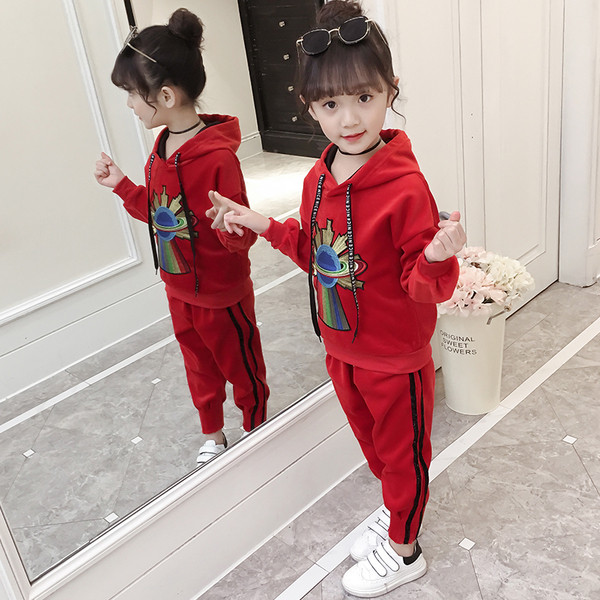 Modern gyerekcsapat lányoknak, piros és fekete színes hímzéssel