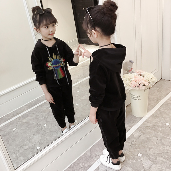 Modern gyerekcsapat lányoknak, piros és fekete színes hímzéssel