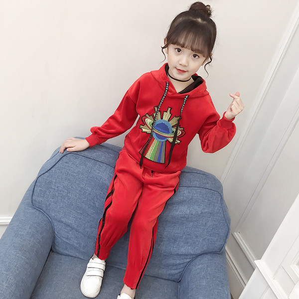 Modern gyerekcsapat lányoknak, piros és fekete színes hímzéssel