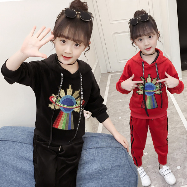 Modern gyerekcsapat lányoknak, piros és fekete színes hímzéssel