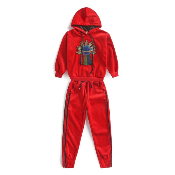 Modern gyerekcsapat lányoknak, piros és fekete színes hímzéssel