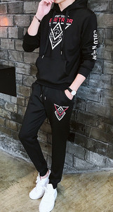 Férfi sportkészlet fekete-fehér applikációkkal